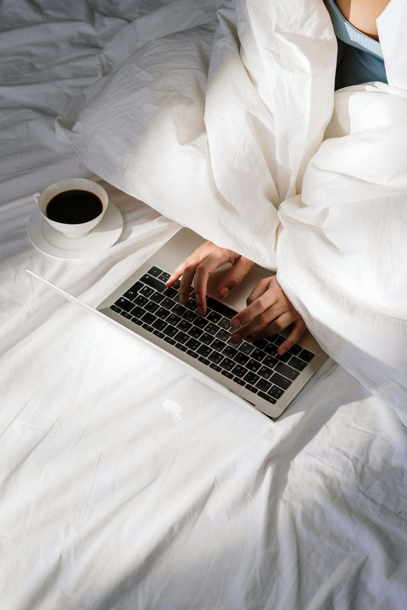 Urmarire a siteului de psihologie de pe un laptop cu o cafea